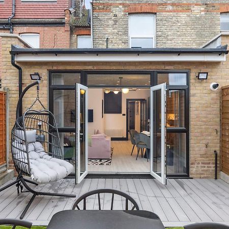 Unwind In Style 2Br With Cozy Backyard For Groups Apartment London Exterior photo