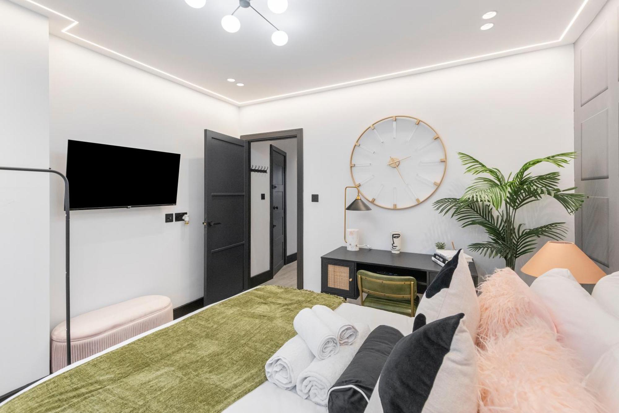 Unwind In Style 2Br With Cozy Backyard For Groups Apartment London Exterior photo
