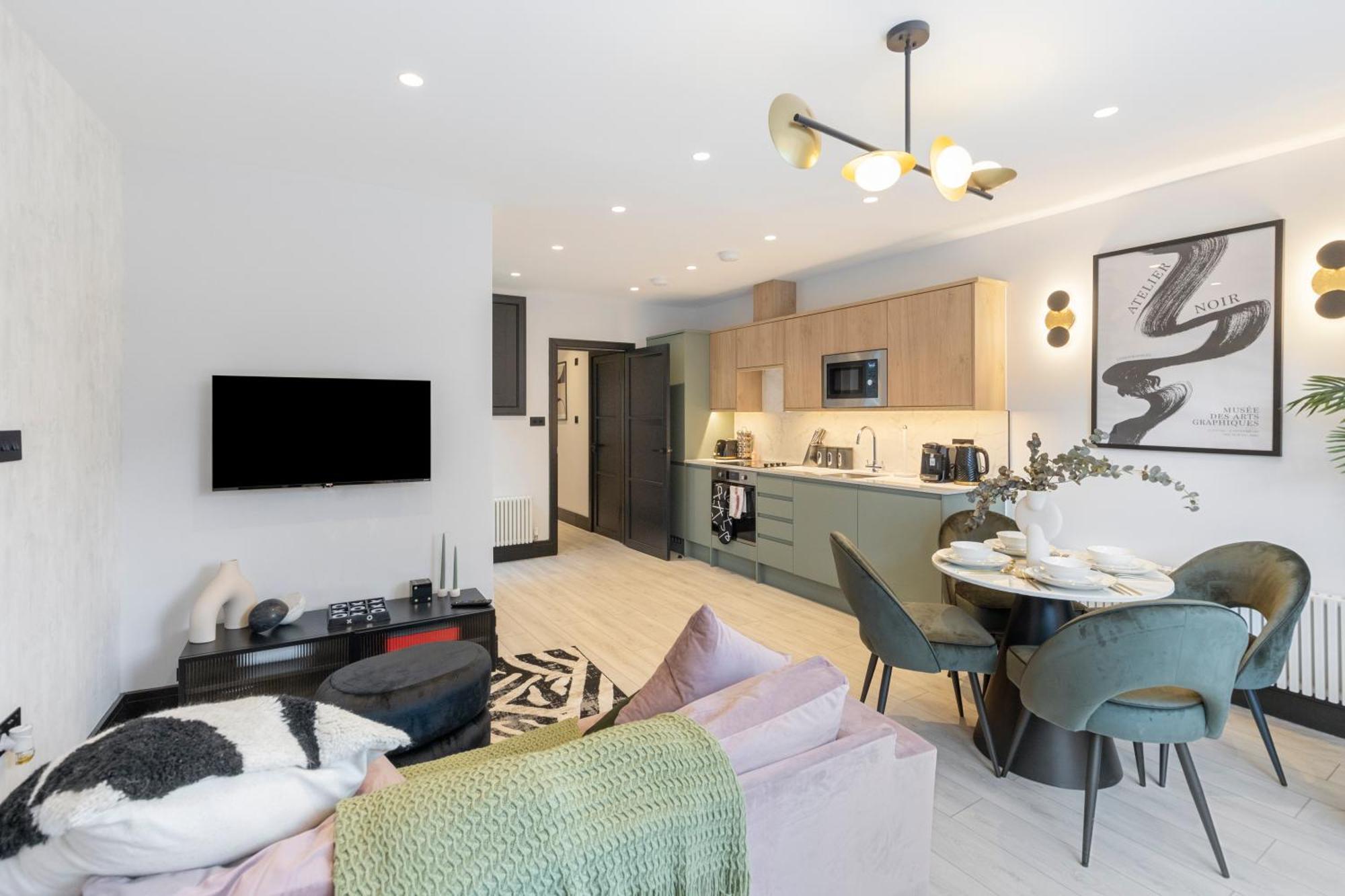 Unwind In Style 2Br With Cozy Backyard For Groups Apartment London Exterior photo