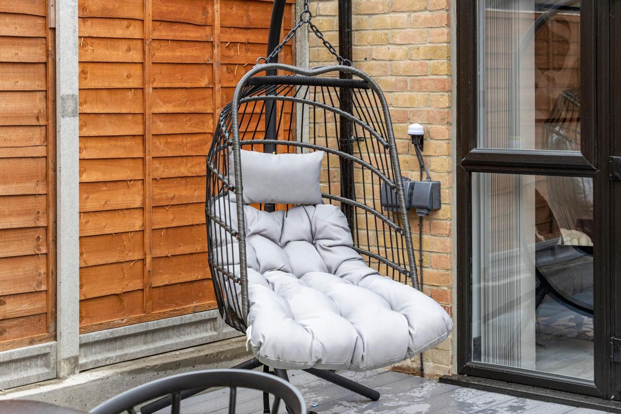 Unwind In Style 2Br With Cozy Backyard For Groups Apartment London Exterior photo