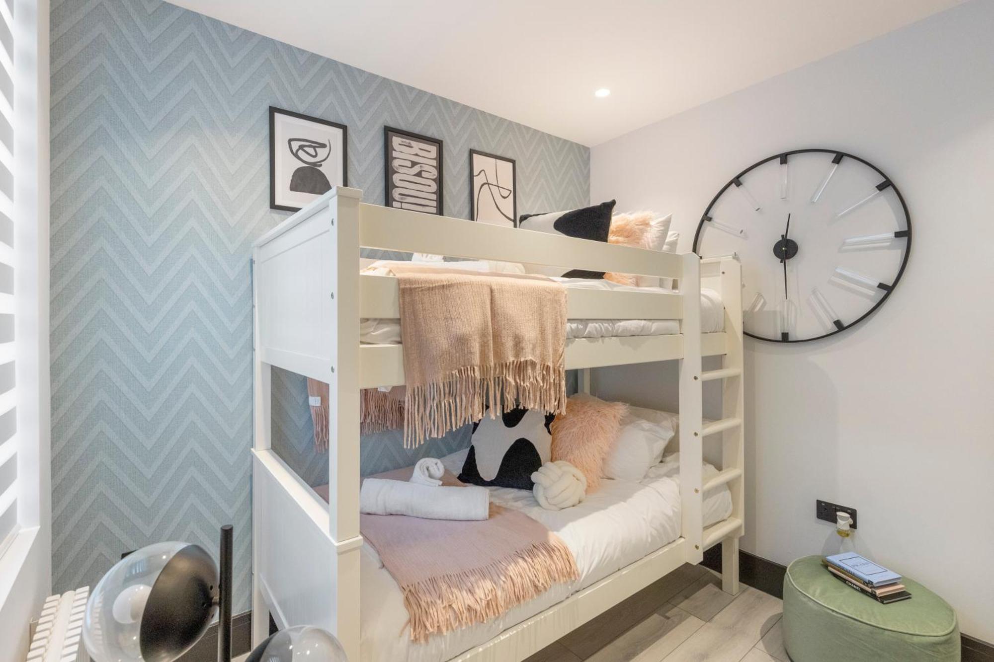 Unwind In Style 2Br With Cozy Backyard For Groups Apartment London Exterior photo
