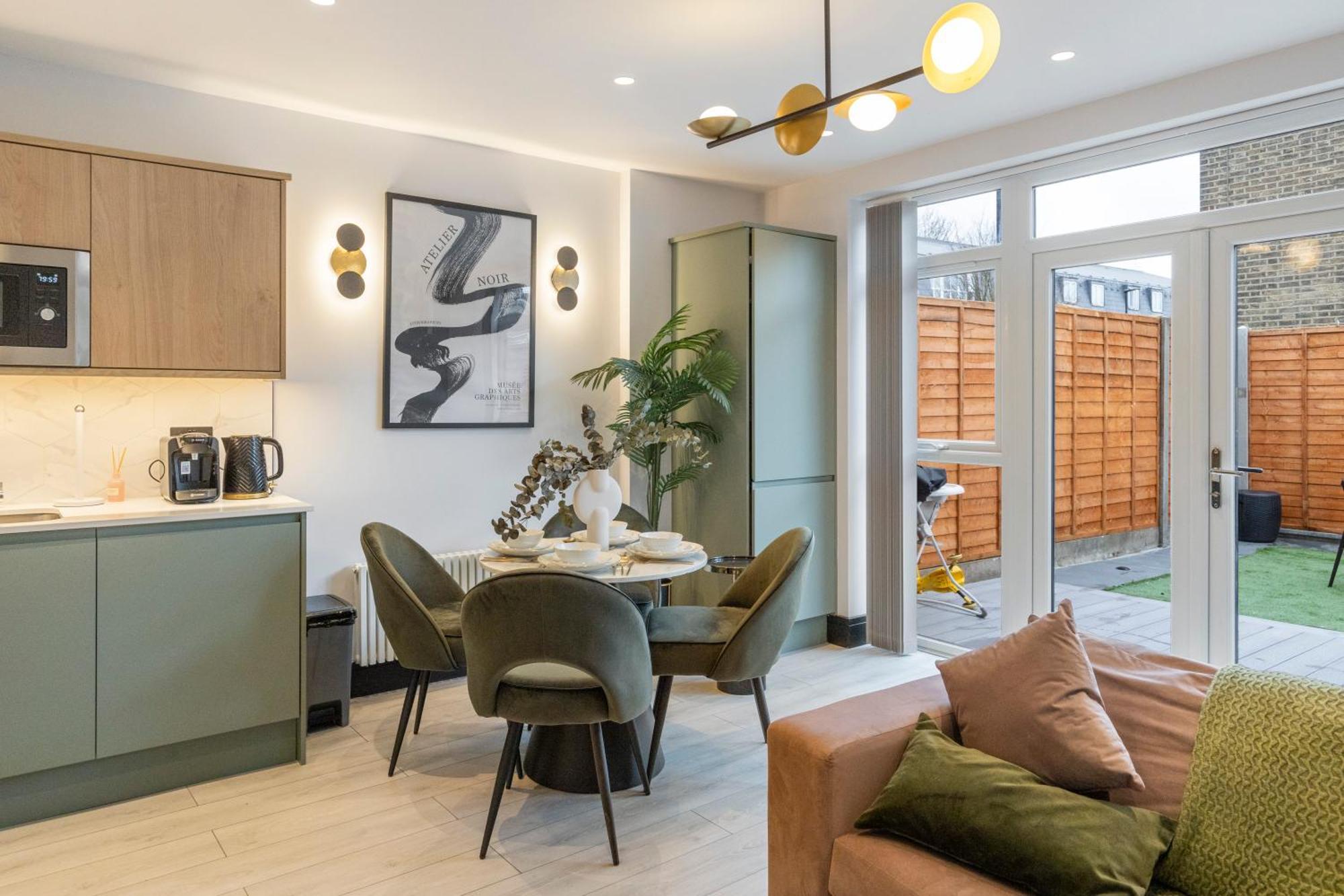 Unwind In Style 2Br With Cozy Backyard For Groups Apartment London Exterior photo