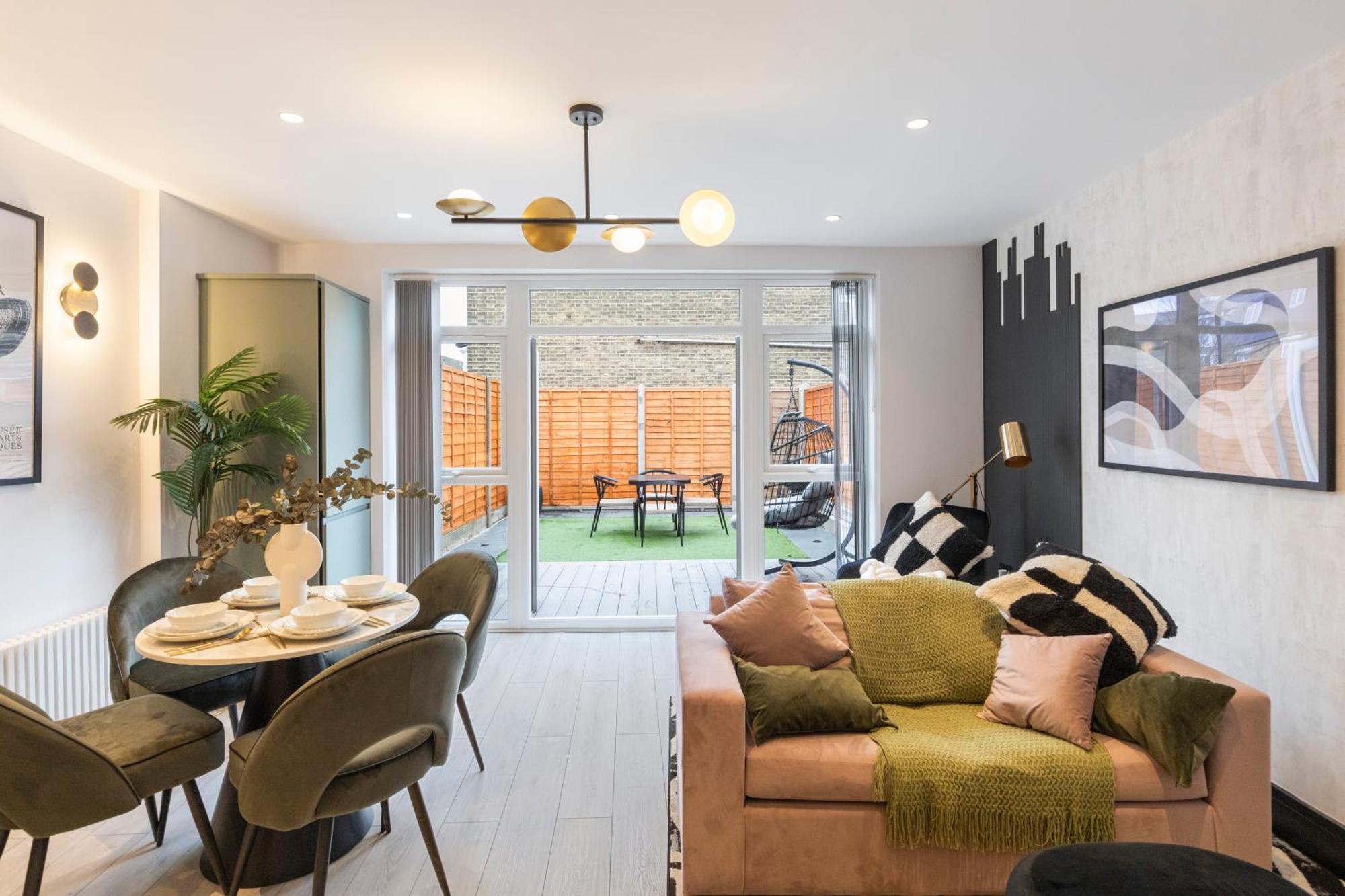 Unwind In Style 2Br With Cozy Backyard For Groups Apartment London Exterior photo