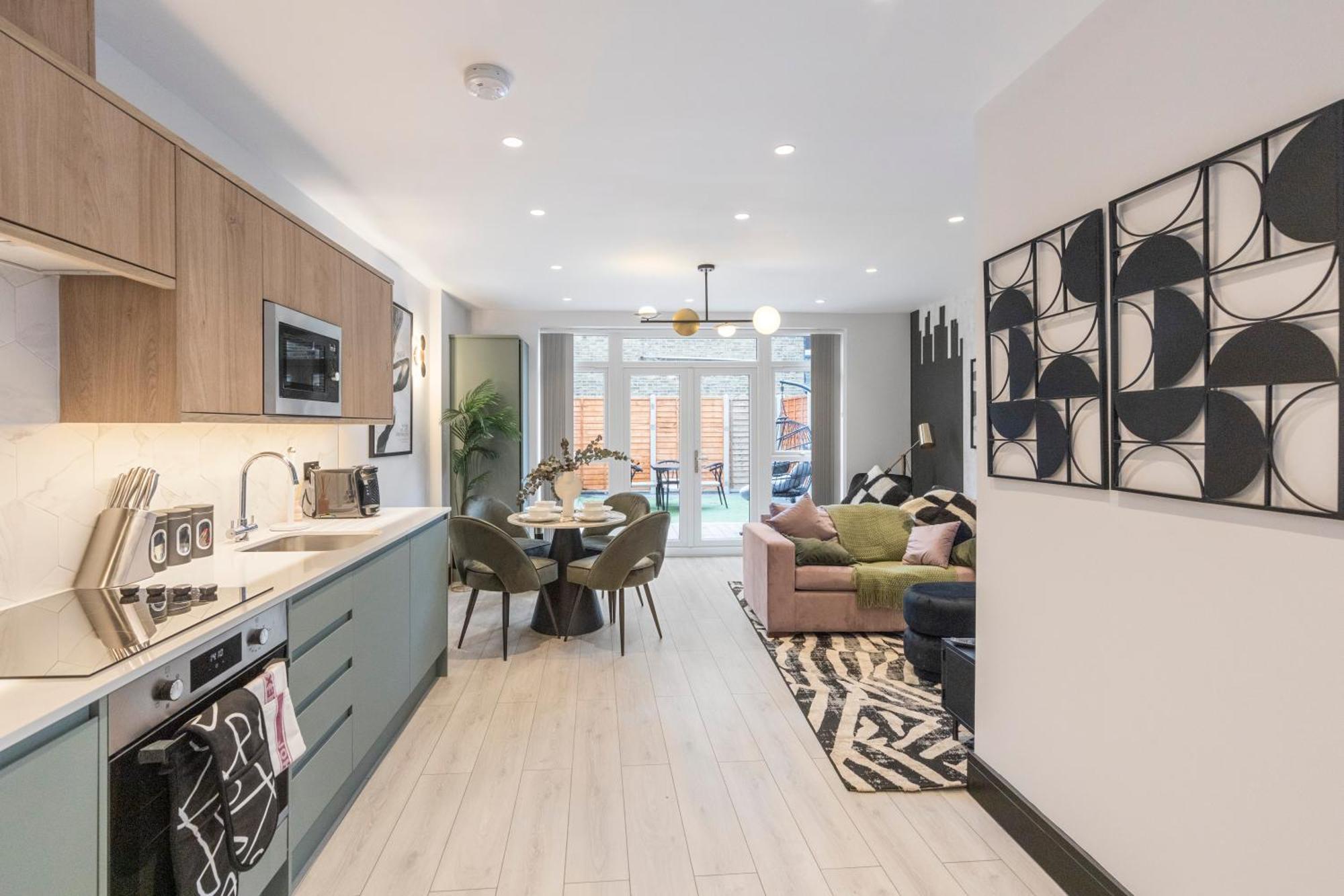 Unwind In Style 2Br With Cozy Backyard For Groups Apartment London Exterior photo