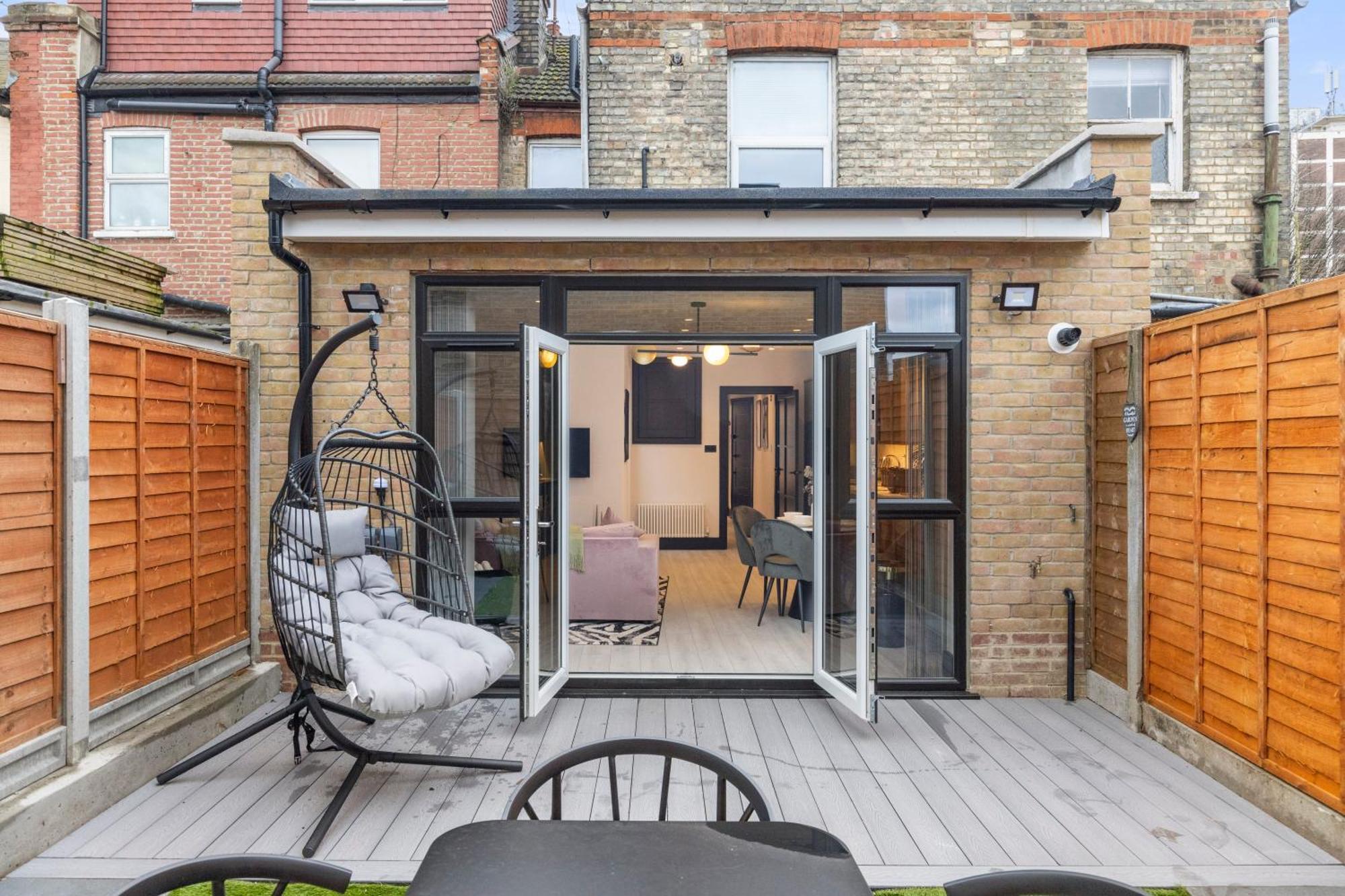 Unwind In Style 2Br With Cozy Backyard For Groups Apartment London Exterior photo