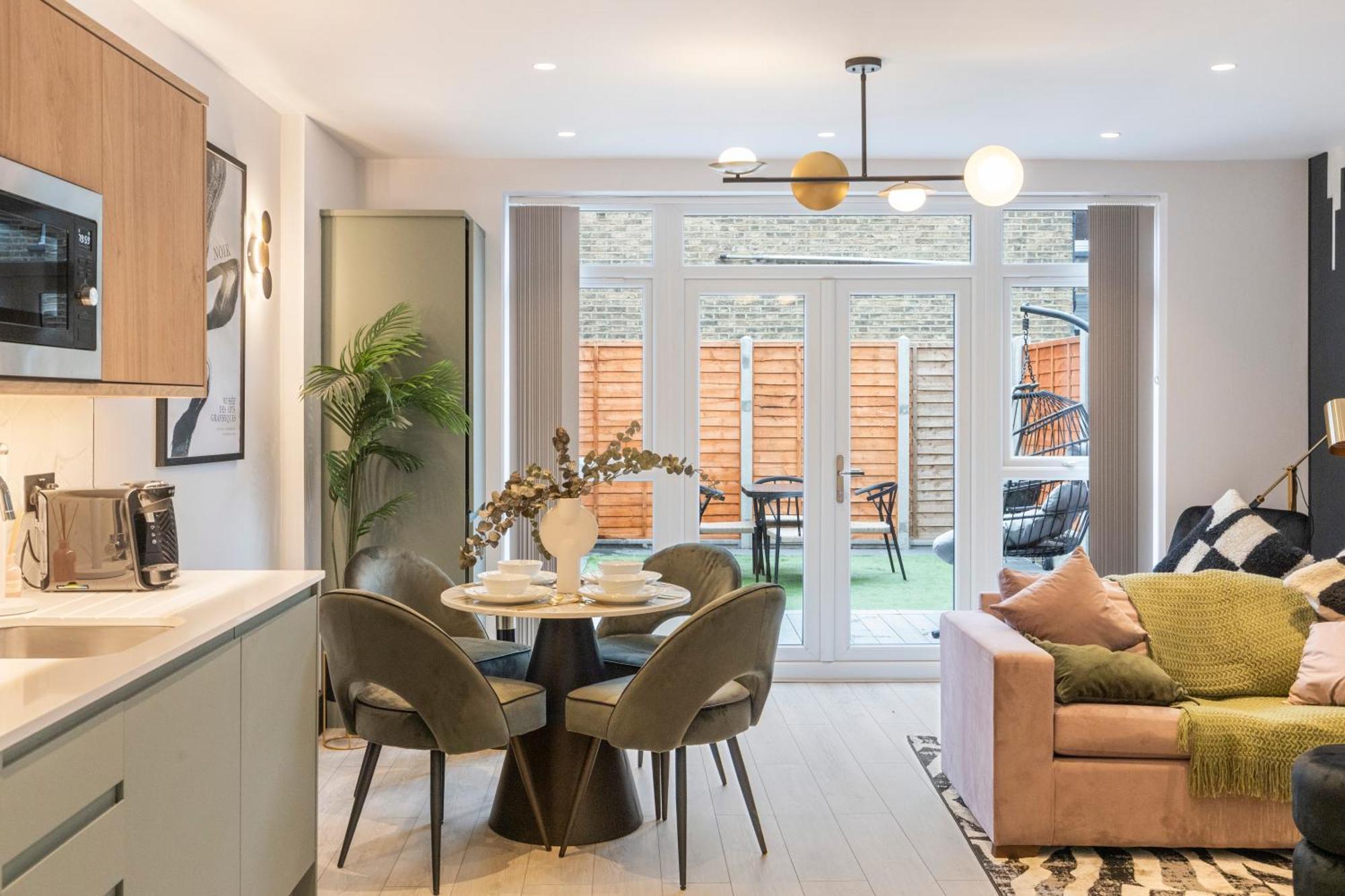 Unwind In Style 2Br With Cozy Backyard For Groups Apartment London Exterior photo